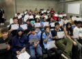 Fotografía de estudiantes venezolanos recibiendo un certificado de haber aprendido sobre Bitcoin.