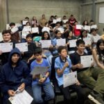 Fotografía de estudiantes venezolanos recibiendo un certificado de haber aprendido sobre Bitcoin.