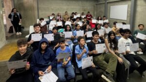 Fotografía de estudiantes venezolanos recibiendo un certificado de haber aprendido sobre Bitcoin.