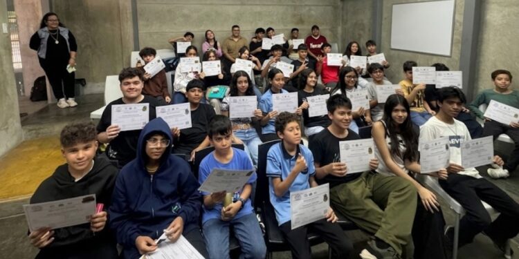 Fotografía de estudiantes venezolanos recibiendo un certificado de haber aprendido sobre Bitcoin.