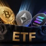 Monedas físicas de bitcoin, ether y solana dentro de una bolsa que tiene las siglas ETF.