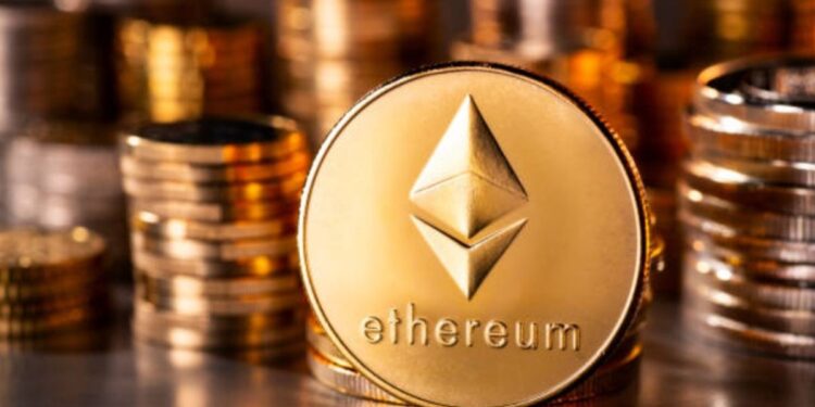 Monedas físicas de ether en un escritorio con más monedas apiladas en el fondo.