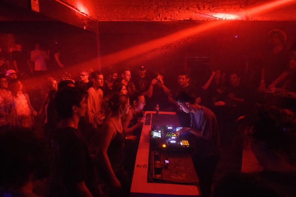 Fotografรญa del DJ Nefloor tocando en el evento Techno Veneko en Caracas.