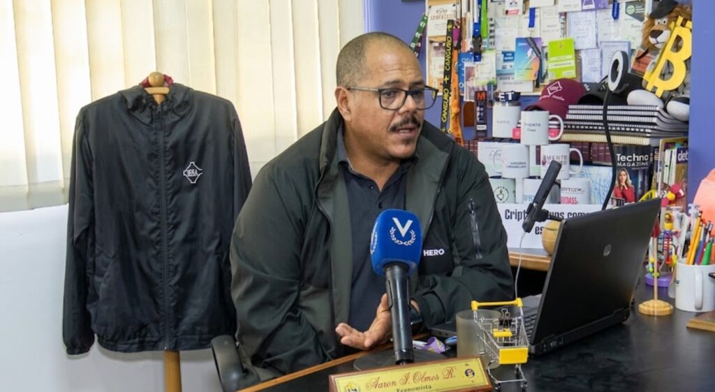 Fotografía del economista Aarón Olmos.