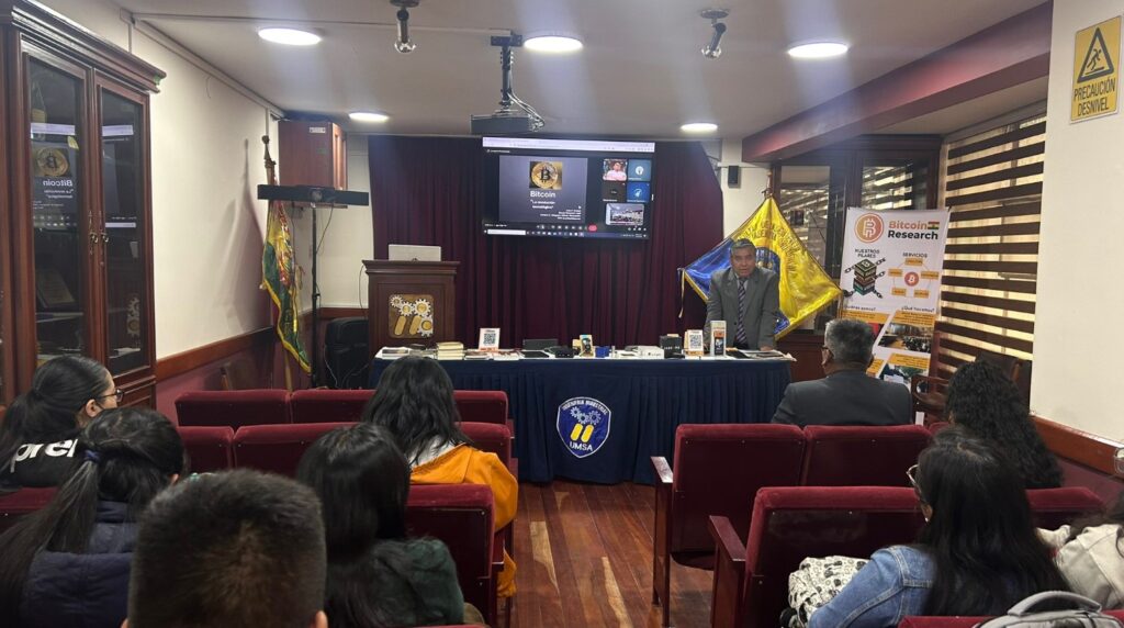 Fotografía del salón de la UMSA donde se impartió el taller de Bitcoin.