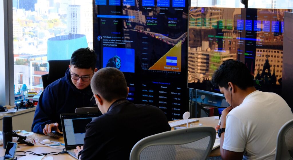 Fotografía de los graduandos de CUBO+ en Japón.