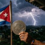 Un hombre sosteniendo una moneda física de bitcoin en la mano, junto a la bandera de Cuba a un lado y un rayo cayendo en el fondo.