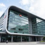 La fachada de un edificio con el logo del HSBC