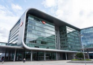 La fachada de un edificio con el logo del HSBC