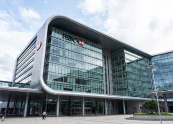 La fachada de un edificio con el logo del HSBC