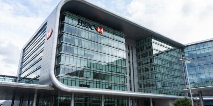 La fachada de un edificio con el logo del HSBC