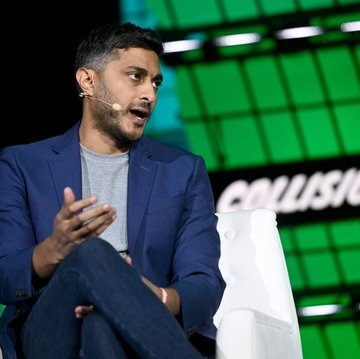 Fotografía del ejecutivo durante una conferencia.