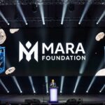 Representación del anuncio del lanzamiento de la fundación MARA en la que se observa un escenario y una persona dirigiéndose al público.