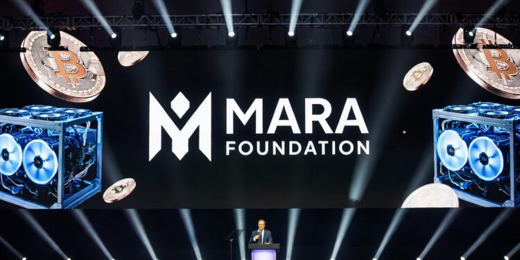 Representación del anuncio del lanzamiento de la fundación MARA en la que se observa un escenario y una persona dirigiéndose al público.