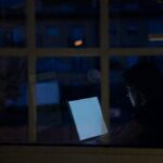 Mujer a través de una ventana trabajando en una computadora