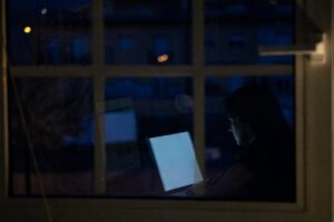 Mujer a través de una ventana trabajando en una computadora
