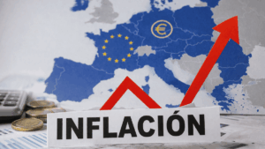 Mapa de Europa, un letrero que dice "inflación" y una flecha hacia arriba.