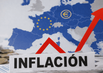 Mapa de Europa, un letrero que dice "inflación" y una flecha hacia arriba.