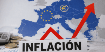 Mapa de Europa, un letrero que dice "inflación" y una flecha hacia arriba.
