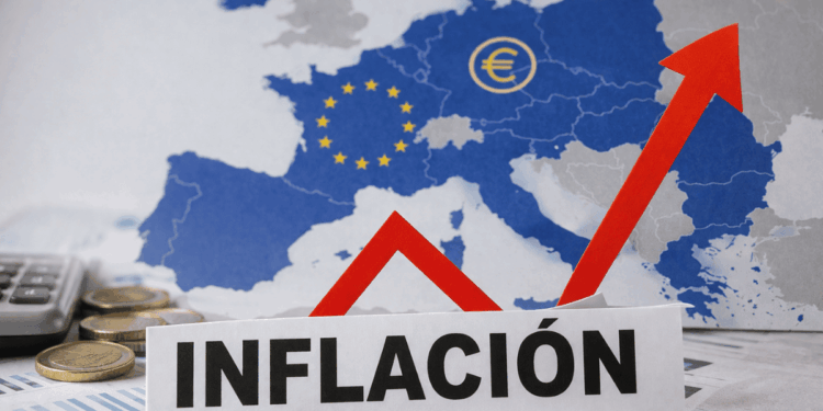 Mapa de Europa, un letrero que dice "inflación" y una flecha hacia arriba.