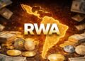 Silueta de Latinoamérica con la palabra RWA y criptomonedas y dinero alrededor.