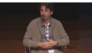 Leif Ferreira ofrece una disertación durante un evento de economía digital en España.