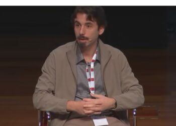 Leif Ferreira ofrece una disertación durante un evento de economía digital en España.
