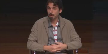 Leif Ferreira ofrece una disertación durante un evento de economía digital en España.