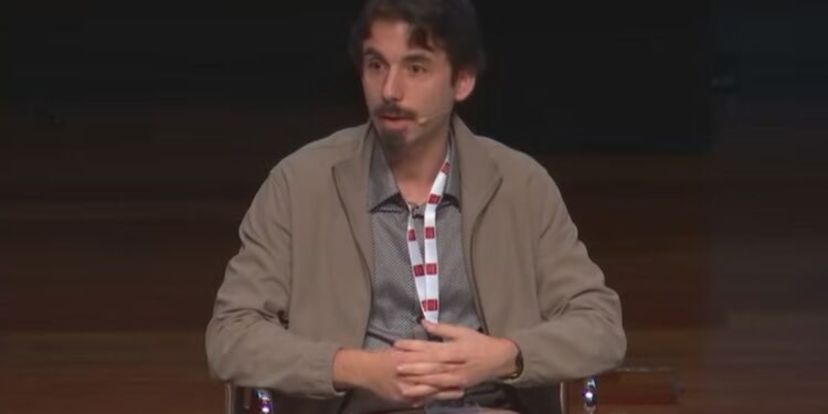 Leif Ferreira ofrece una disertación durante un evento de economía digital en España.