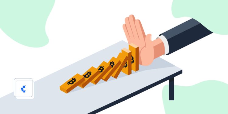 Ilustración de fichas de dominó con el símbolo de Bitcoin cayendo sobre una mesa mientras una mano intenta detenerlas