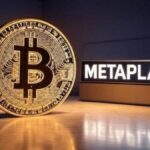 Moneda física de bitcoin junto a un letrero de Metaplanet.