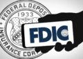 Mano humana sosteniendo un teléfono inteligente que refleja el logo de la FDIC y de fondo el sello de esa institución.