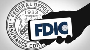 Mano humana sosteniendo un teléfono inteligente que refleja el logo de la FDIC y de fondo el sello de esa institución.