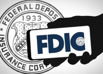 Mano humana sosteniendo un teléfono inteligente que refleja el logo de la FDIC y de fondo el sello de esa institución.