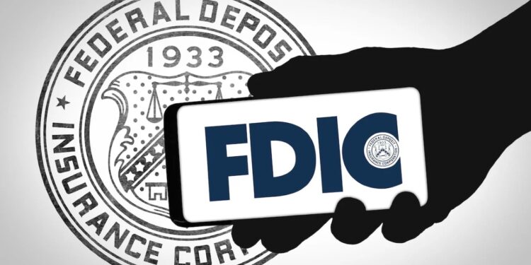 Mano humana sosteniendo un teléfono inteligente que refleja el logo de la FDIC y de fondo el sello de esa institución.