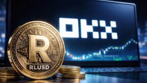 Moneda RLUSD frente a pantalla con logo de OKX y gráfico de criptomonedas en entorno tecnológico.