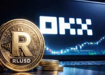 Moneda RLUSD frente a pantalla con logo de OKX y gráfico de criptomonedas en entorno tecnológico.