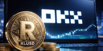 Moneda RLUSD frente a pantalla con logo de OKX y gráfico de criptomonedas en entorno tecnológico.