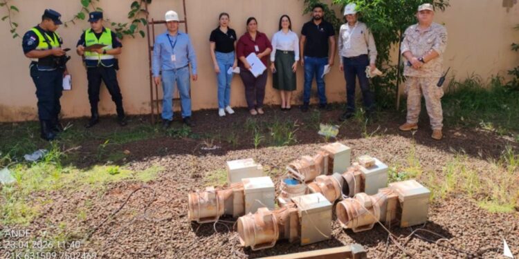 Fotografía de los mineros incautados por ANDE en el operativo.