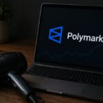 Un secador de pelo junto a una notebook que muestra el logo de Polymarket