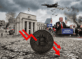En primer plano: una moneda de bitcoin con flechas rojas descendentes. En el fondo: imágenes genéricas de guerra en Irán, el edificio de la FED, y el presidente Donald Trump.