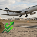En primer plano, una moneda física de bitcoin con flechas verdes ascendentes. En el fondo, un avión despegando, con bandera iraní.