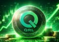 Una moneda física de QRL delante de un gráfico de precios verde.