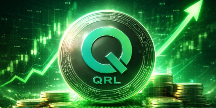 Una moneda física de QRL delante de un gráfico de precios verde.