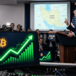 A la izquierda, un monitor que muestra al precio de bitcoin subiendo. A la derecha, el presidente Trump dando un discurso.
