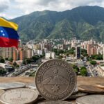 Monedas que tienen grabado la frase "stablecoin venezolana", de fondo la bandera de Venezuela y la ciudad de Caracas.