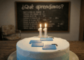 En primer plano, un pastel de cumpleaños con el logo de CriptoNoticias y velas encendidas formando el número 11. En el fondo, una pizarra en la que se lee "¿Qué aprendimos?"