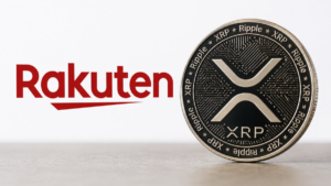 El logo de Rakuten junto a una moneda física de XRP.