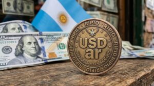 Moneda que tiene grabada la palabra USDar y en los bordes que diga "RIPIO". Con dólares y la bandera de Argentina en el fondo.