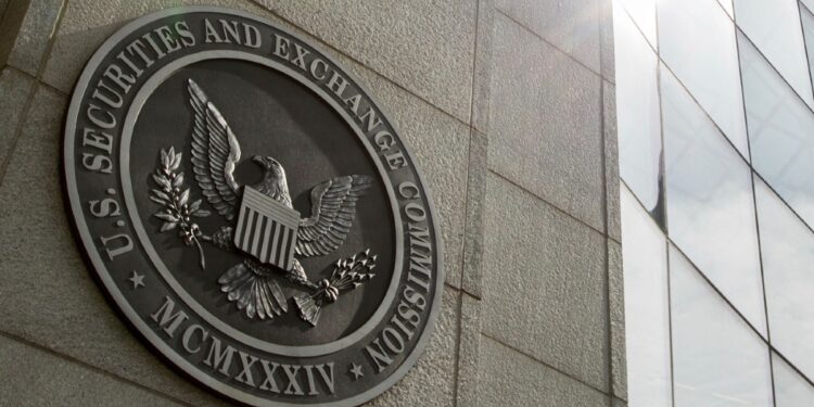 Fotografía del logo de la SEC en un edificio.